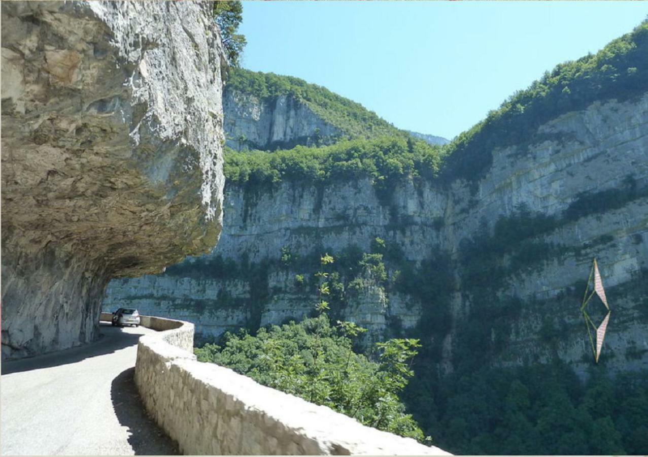 Okami Du Vercors Saint-Laurent-en-Royans Екстериор снимка